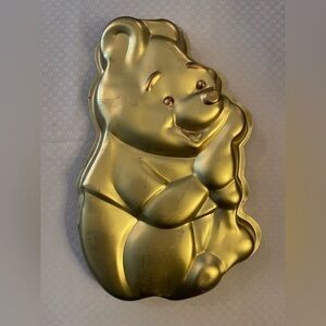 Wilton Walt Disney Productions Winnie the Pooh goldtone cake pan. 515-401.